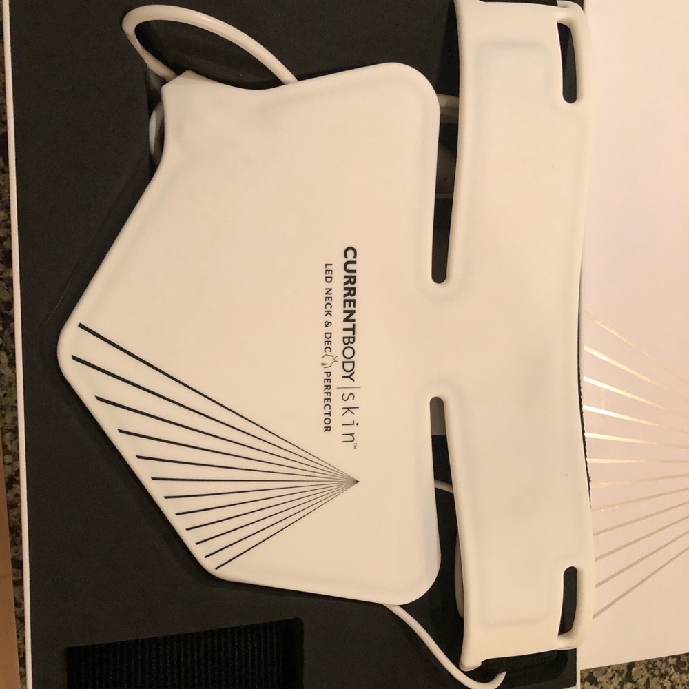 CurrentBody Skin LED Neck and Décolletage Perfector